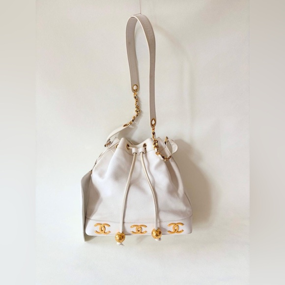 Beautiful Excellent Condition 🤍 CHANEL bucket bag, 1995 Collection 🤍 - Picture 4 of 16